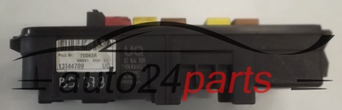 SKRZYNKA ELEKTRYCZNA PRZEKAŻNIKÓW I BEZPIECZNIKÓW MODUŁ NADWOZIA CENTRALKA KOMFORTU BSI PRZEDNIA OPEL VECTRA C SIGNUM 2002-2008 13144709 UQ 93177488 6238049, 62 38 049