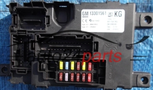 SKRZYNKA ELEKTRYCZNA PRZEKAŻNIKÓW I BEZPIECZNIKÓW MODUŁ NADWOZIA CENTRALKA KOMFORTU BSI TYLNA OPEL CORSA D 2006-,  13301561 KG