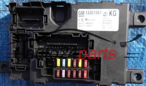 SKRZYNKA ELEKTRYCZNA PRZEKAŻNIKÓW I BEZPIECZNIKÓW MODUŁ NADWOZIA CENTRALKA KOMFORTU BSI TYLNA OPEL CORSA D 2006-,  13301561 KG